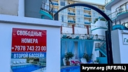 У бассейна одного из отелей Судака. Крым, август 2023 года