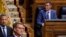 Alberto Núñez Feijóo (középen) a spanyol parlamentben