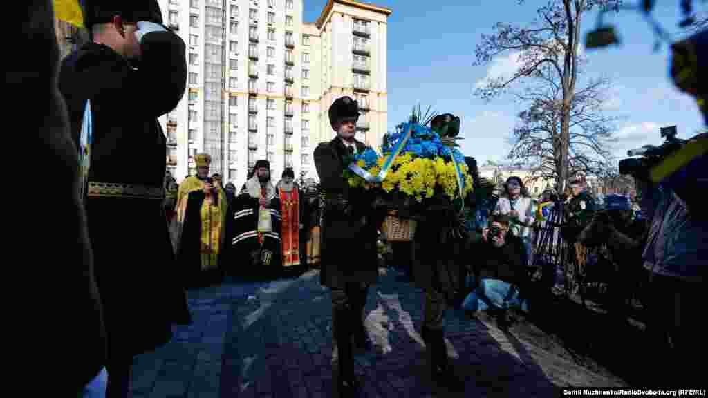 Також відбулося покладання квітів. Спершу військовослужбовці поставили до меморіального хреста кошик із жовтими та синіми квітами від уряду та українського народу