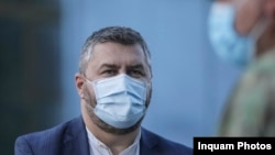 Romarm îl descria până acum pe site-ul companiei pe Gabriel Țuțu, fost ofițer SRI, ca pe „un manager extrem de motivat și proactiv” și cu un „nivel ridicat de integritate”. 