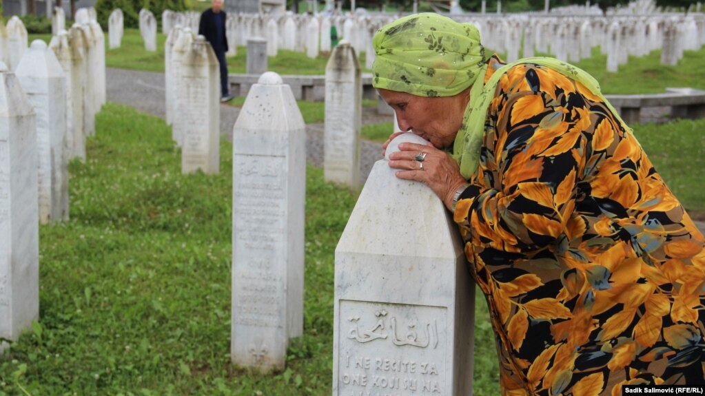 U srebreničkom genocidu, u julu 1995. godine, Nezira Sulejmanović je izgubila dva sina. 