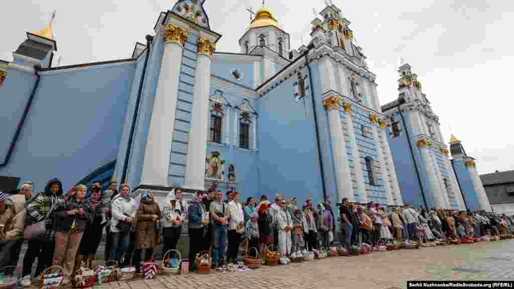 Pászkaszentelésre várók a Szent Mihály-székesegyház előtt