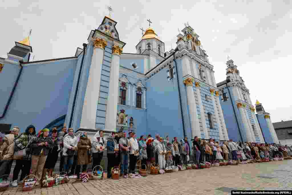 Vjernici čekaju &quot;osvećenje Uskrsa&quot; ispred Katedrale svetog Mihajla sa Zlatnom kupolom u Kijevu, 5. maja 2024.