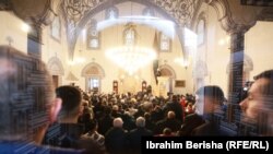 Besimtarët myslimanë festojnë Fitër Bajramin
