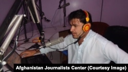  عرفان الله بیدار خبرنگار رادیو صفا در ولایت ننگرهار که توسط طالبان بازداشت شده است 