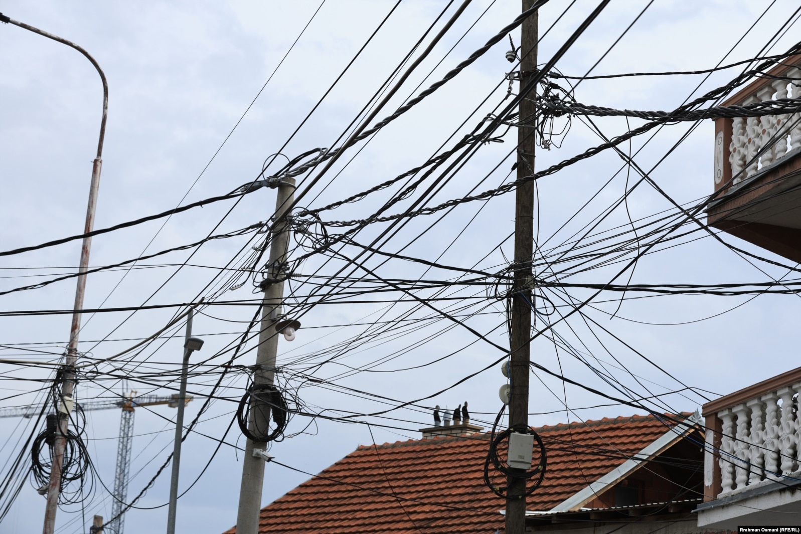 Rrjeti i kabllove të energjisë elektrike në Mitrovicë të Veriut, 2023.