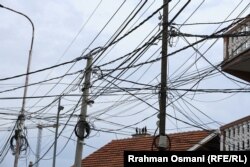 Kablovi za električnu energiju iznad stambenih objekata u Severnoj Mitrovici.