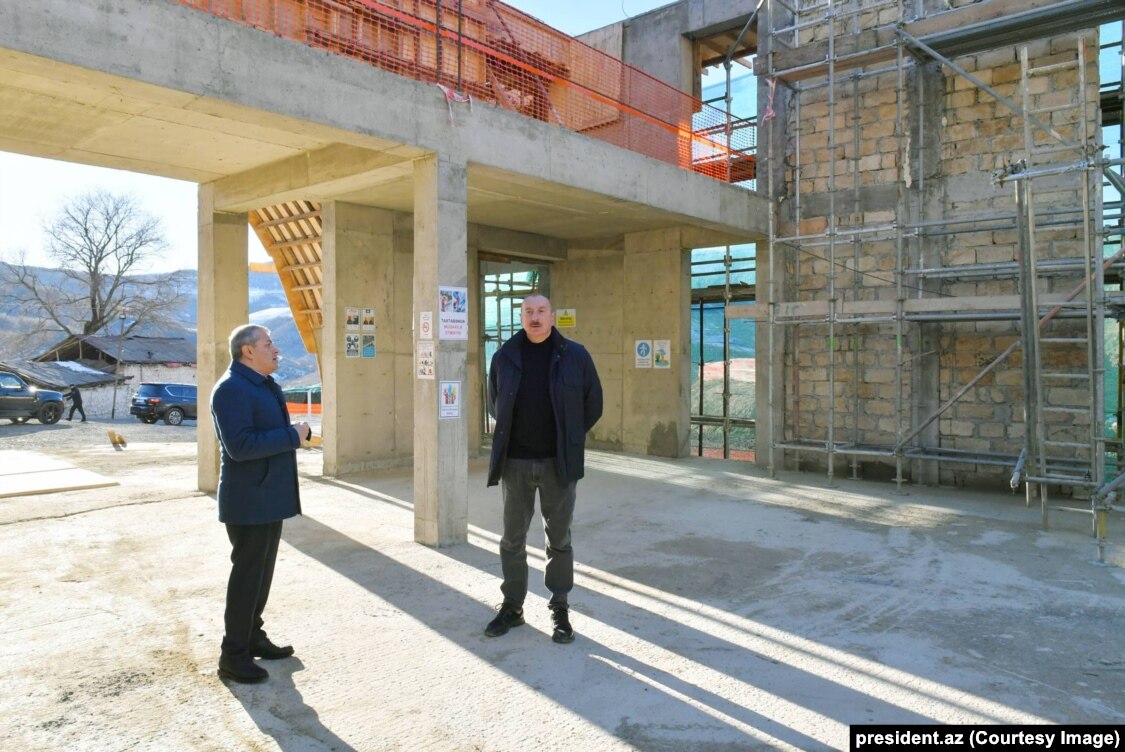 Presidenti i Azerbajxhanit, Ilham Aliyev duke e vëzhguar ndërtimin e një objekti të xhamisë në Dasalti/Karintak, në dhjetor të vitit 2023.