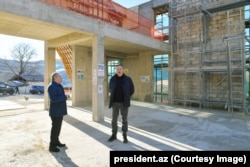 Президентът на Азербайджан Илхам Алиев (вдясно) посещава строителната площадка на джамията в Дасалти/Каринтак през декември 2023 г.