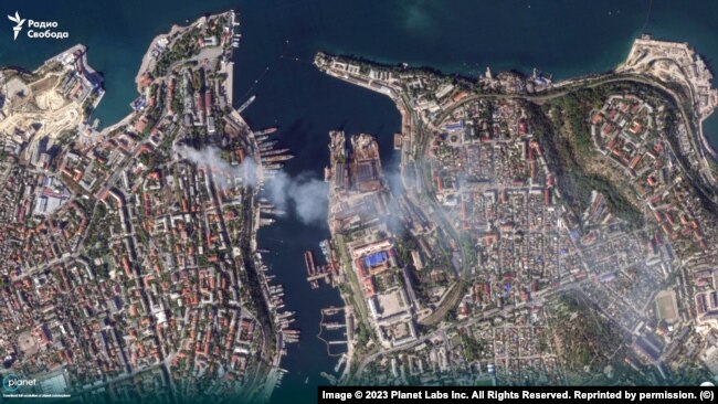 Un'immagine satellitare mostra le conseguenze dell'attacco ucraino al quartier generale della flotta russa del Mar Nero a Sebastopoli il 22 settembre.