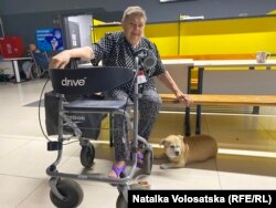 71-річна Любов Максимівна в осередку для біженців – зі своєю собакою Бонітою