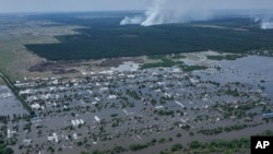 Затопление в поселке Днепряны в Херсонской области после прорыва Каховской ГЭС, 7 июня 2023 года