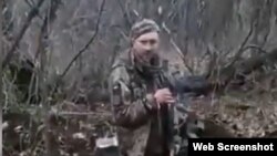 Украинского безоружного пленного расстреляли за лозунг "Слава Украине!". Где и когда сделана видеозапись, неизвестно.