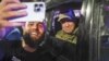 Rusija - Jevgenij Prigožin, vlasnik vojne kompanije Wagner Group, desno, sjedi u vojnom vozilu i pozira za selfi fotografiju s lokalnim civilom na ulici u Rostovu na Donu, Rusija, subota, 24. juna 2023.