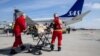 Ranjeni ukrajinski vojnik prevezen je u avion za medicinsku evakuaciju (medevac) u Rzeszow, Poljska, 22. marta. Sa više od 800 zdravstvenih ustanova u Ukrajini koje su na meti invazije Rusije u punom obimu, ovakvi letovi su bili ključni u spasavanju života teško ranjenih vojnika i civila.<br />
&nbsp;