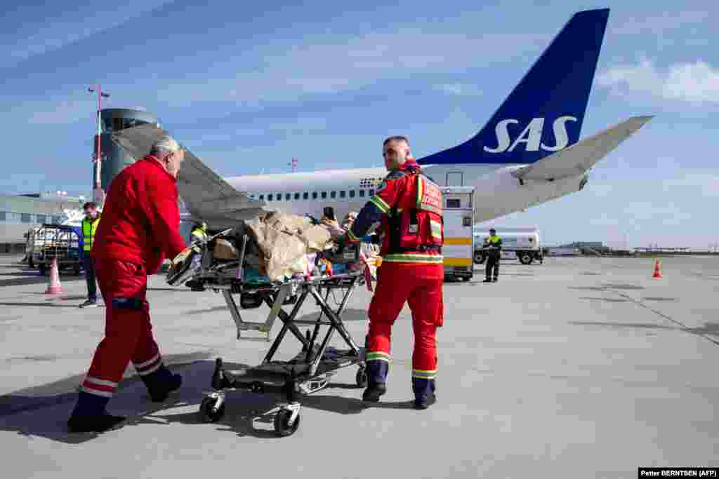 Një ushtar i plagosur ukrainas është transportuar në një avion evakuimi mjekësor (Medevac,&nbsp; shkurtesë për &quot;medical evacuation&quot;) në Rzeszow, Poloni, më 22 mars. Me më shumë se 800 objekte shëndetësore në shënjestër të sulmeve që nga pushtimi në shkallë të gjerë i Ukrainës nga Rusia, fluturimet e Medevac-it kanë qenë të rëndësishme për shpëtimin e ushtarëve dhe civilëve të plagosur rëndë.