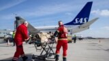 Пораненого українського військового везуть на борт норвезького літака медичної евакуації (Medevac) у Жешуві, Польща, 22 березня 2023 року.<br />
<br />
Російські ракетні і артилерійські обстріли завдали руйнувань понад 800 медичним закладам України. Медичні авіарейси відіграють важливу роль у порятунку життів важко поранених військових і цивільних<br />
<br />
<br />
<br />
<br />
<br />
&nbsp;