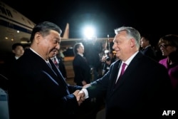 Президента Китаю Сі Цзіньпіна (ліворуч) в аеропорту зустрічає прем’єр-міністр Угорщини Віктор Орбан. Будапешт, Угорщина, 8 травня 2024 року
