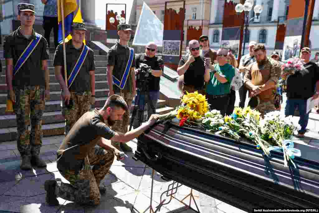 На прощання із бійцем прийшли його друзі, бойові побратими та небайдужі кияни