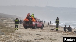 Spasilačke službe u Kalabriji, na mestu gde je more izbacilo tela više od 70 osoba i ostatke broda koji ih je prevozio, februar 2023. 