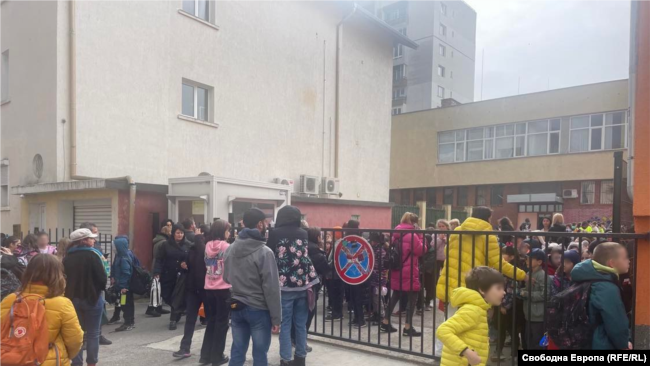 Evakuimi i nxënësve në një shollë në Sofje, Bullgari. 27 mars 2023.