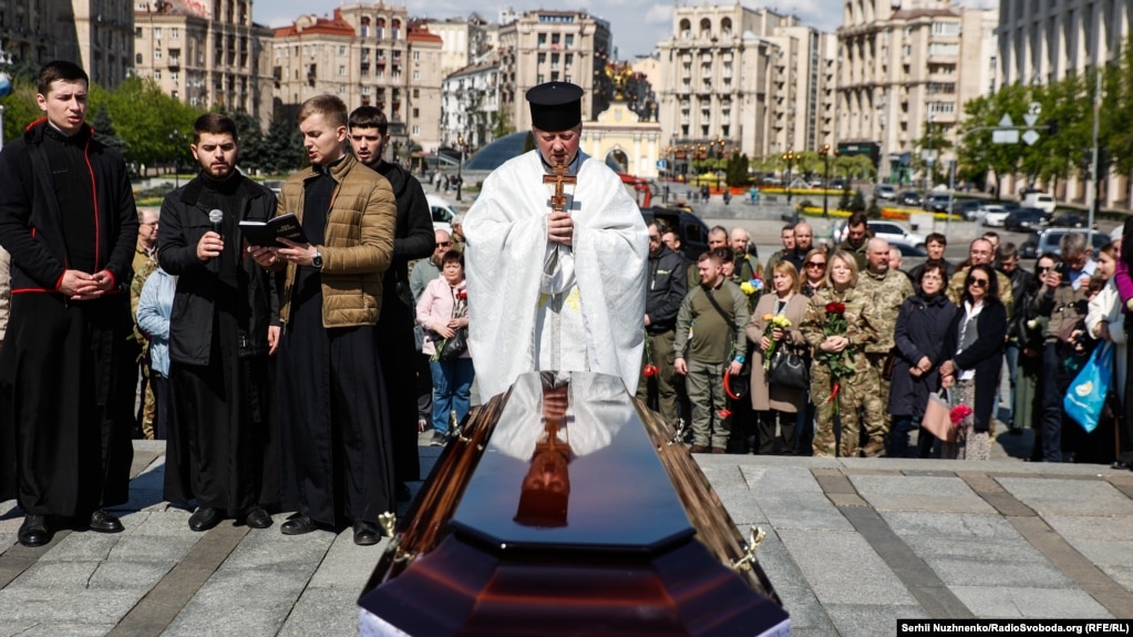 Священик проводить панахиду за загиблим Юрієм Морозом