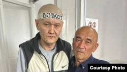 Журналист Думан Мухаммедкарим (слева)
