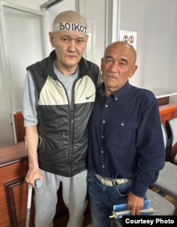 Журналист Думан Мухаммедкарим (слева) со своим отцом Алмазом Тлеповым на суде