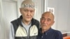 Журналист Думан Мұхаммедкәрім мен әкесі Алмас Тілепов сот залында. 2024 жыл. 