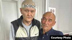 Журналист Думан Мұхаммедкәрім мен әкесі Алмас Тілепов сот залында. 2024 жыл. 