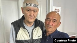 Журналист Думан Мұхаммедкәрім және оның әкесі сот залында. 2024 жыл.