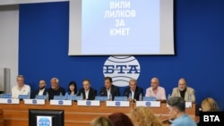 (От ляво надясно): баскетболистът Владо Боянов, политологът Мартин Табаков, съоснователят на КОД Любомир Канов, политологът Ирена Тодорова, политикът Иван Сотиров, Вили Лилков, водачът на КОД Петър Москов, режисьорът Росен Елезов, публицистът Иван Стамболов - Сула. 