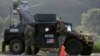 Američki vojnici koji služe u okviru KFOR-a predvođenim NATO-om, čuvaju kontrolni punkt na putu kod sela Leposavić, na severu Kosova, 18. avgusta 2022.