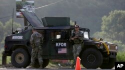 Američki vojnici koji služe u okviru KFOR-a predvođenim NATO-om, čuvaju kontrolni punkt na putu kod sela Leposavić, na severu Kosova, 18. avgusta 2022.