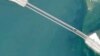 Супутникові фото: з півдня Кримського мосту Росія встановлює загородження від морських дронів