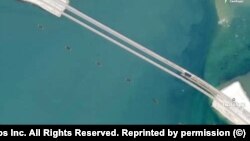 На супутникових знімках сервісу Planet.com, на яких видно, що на південь від мосту встановили баржі