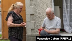 Petru Ursan, un bărbat de 69 de ani, cu grad sever de dizabilitate, din satul Bleșteni, raionul Edineț și Tamara Evstati, concubina acestuia.