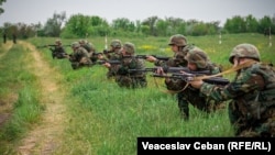 Молдовські солдати на навчаннях поблизу міста Балти. Чисельність армії Молдови становить трохи більше 6 тисяч особового складу, без урахування резерву. Кишинів каже, що має намір вирішити заморожений конфлікт у Придністров’ї виключно мирним шляхом