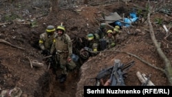 Украински войници в окопите край Бахмут