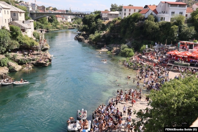 Skakanje s mosta uvek izaziva veliku pažnju lokalnog stanovništva uMostaru, 30. jul