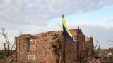 Командир 2-го механізованого батальйону 3-ї окремої штурмової бригади ЗСУ на&nbsp;позивний &laquo;Федя&raquo; встановлює національний прапор на зруйнованому будинку у відвойованому ЗСУ селі Андріївка Донецької області<br />
<br />
&nbsp;