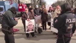 „Ez nem valódi választás. Ez színjáték” – ezrek tiltakoztak Putyin ellen az orosz elnökválasztás utolsó napján