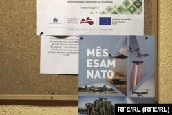 Плакат "Mes esam NATO" ("Мы – НАТО"). Латвия, архивное фото