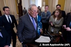 Liderul majorității din Senatul american, Chuck Schumer, se întâlnește cu reporterii pentru a discuta despre eforturile de a trece ultimul set de legi de cheltuieli pentru a evita o închidere parțială a guvernului. Capitoliul din Washington, miercuri, 20 martie 2024.