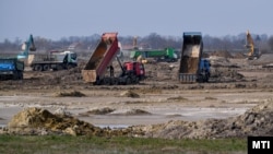 Talaj-előkészítő munkálatokat végeznek a leendő CATL akkumulátorgyár területén a Déli Ipari Parkban, Debrecen közelében 2023. február 23-án (képünk illusztráció)