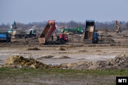 Talajelőkészítő munkálatokat végeznek a leendő CATL akkumulátorgyár területén a Déli Ipari Parkban Debrecen közelében 2023. február 23-án