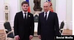 ბაბუის სეხნია ახმატ კადიროვი (მარცხნივ) და რუსეთის პრეზიდენტი ვლადიმირ პუტინი. 2023 წ. 4 მარტი.