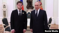 Ахмат Кадыров (слева) и президент России Владимир Путин на встрече 4 марта 2023 г.
