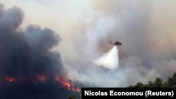 Elicopter în lupta cu incendiile de pădure, insula Rodos, Grecia, luni 24 iulie 2023.