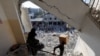 Palestinezët në vendin e një sulmi ajror izraelit në një ndërtesë në Rafah. Rripi jugor i Gazës, më 9 mars 2024.